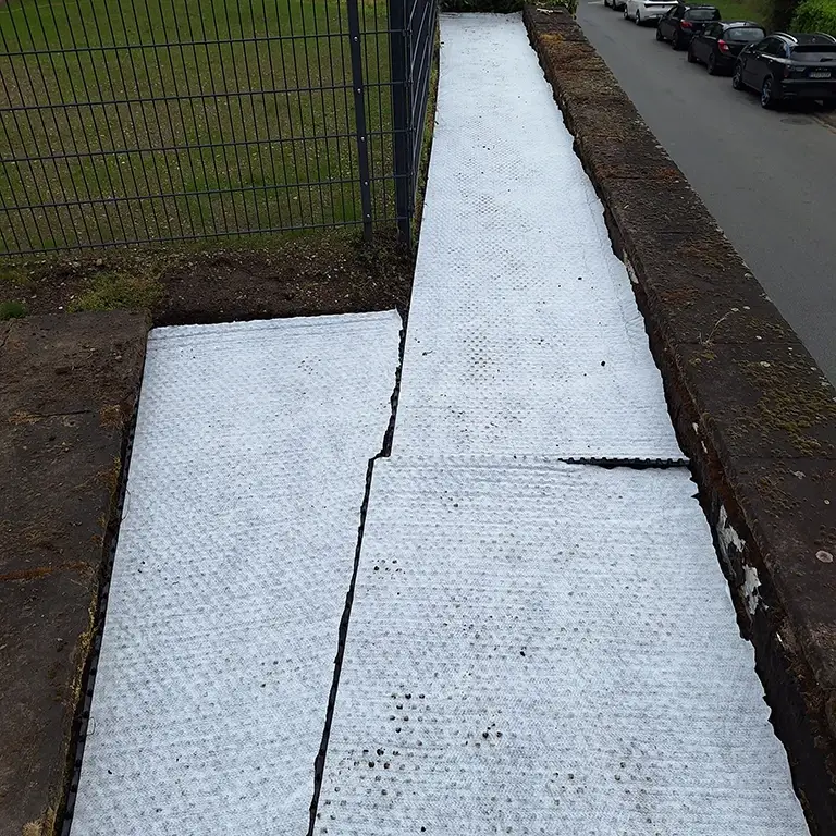 Anlegen einer pflegeleichten Alternative im Garten als Bodendecker - Drainagematte