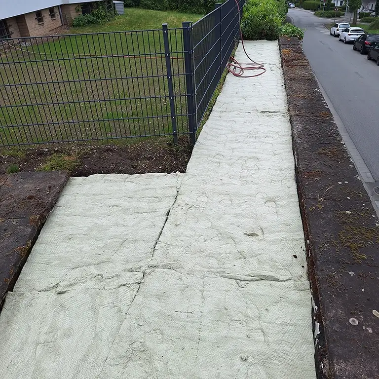 Anlegen einer pflegeleichten Alternative im Garten als Bodendecker - Substratrolle